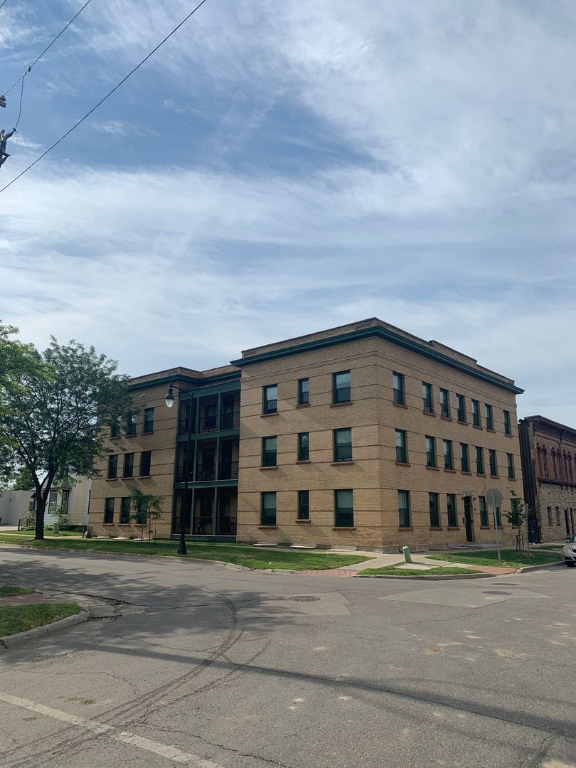 Fargo Apartment: 102 9th St S