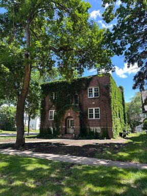 1ST MONTH FREE RENT - LARGE STUDIO - WOOD FLOORS - ALL PETS WELCOME – photo 1