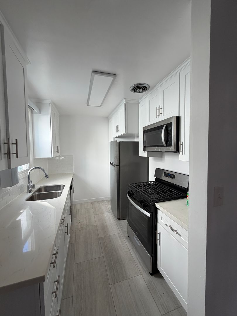 Santa Monica Apartment: 540 San Vicente Blvd