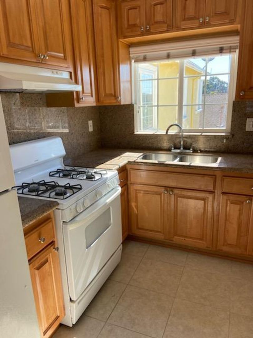 Inglewood Apartment: 5213 W. 120th St