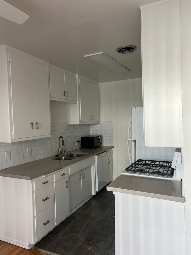 Santa Monica Apartment: 540 San Vicente Blvd