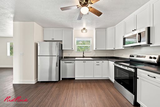 A Fresh New Feel in Every Room — Beautiful 3-Bedroom Apartment! – photo 1