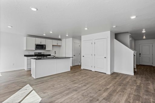 Townhome With Great Amenities & Pet Friendly! – photo 1