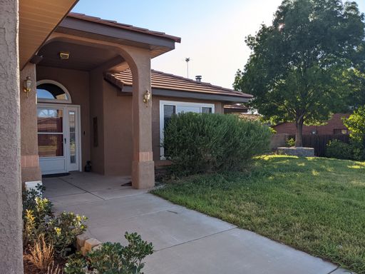 3 Bedroom Home In Great Location! – photo 1
