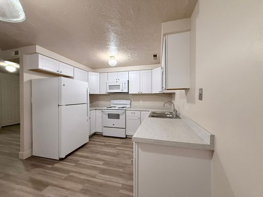 Just Like New! 2 Bedroom Condo! – photo 1