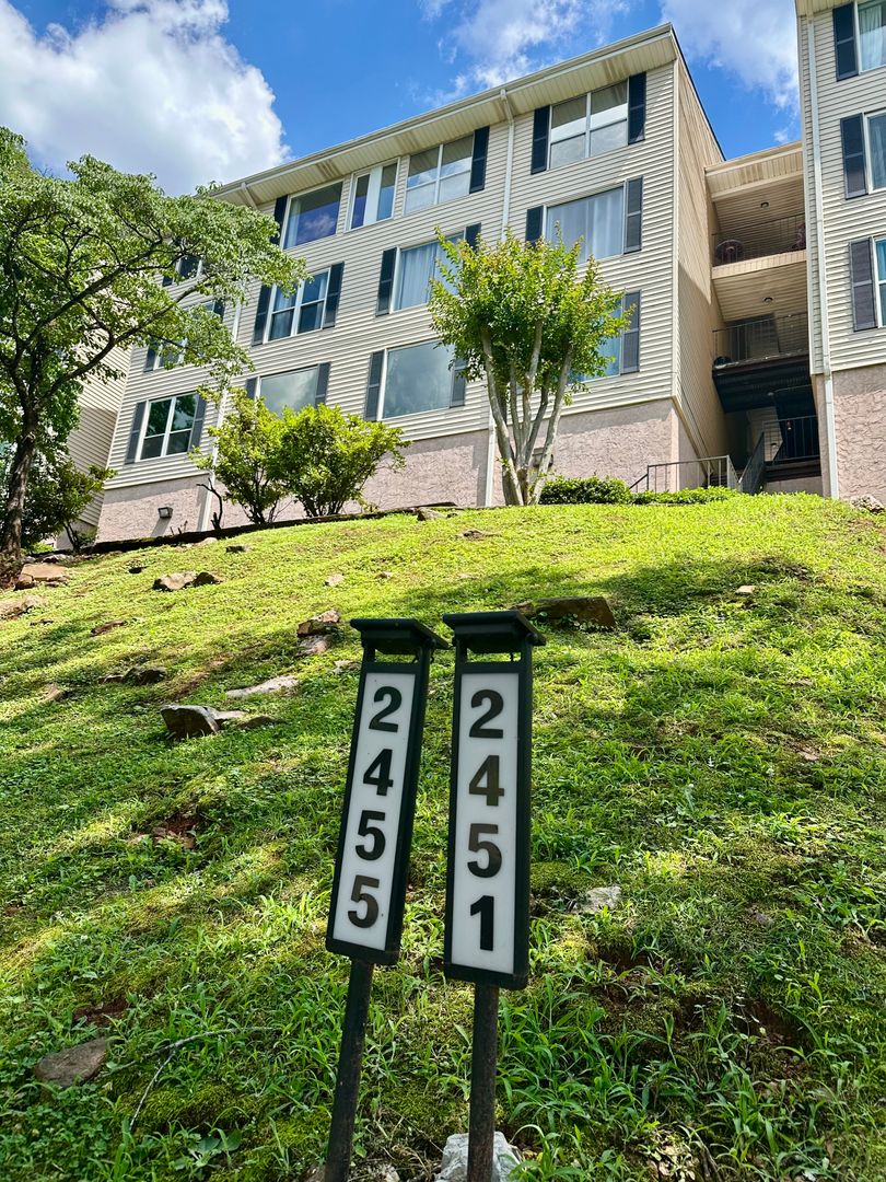 Birmingham Condo: 2455 Arlington Crescent, 1A