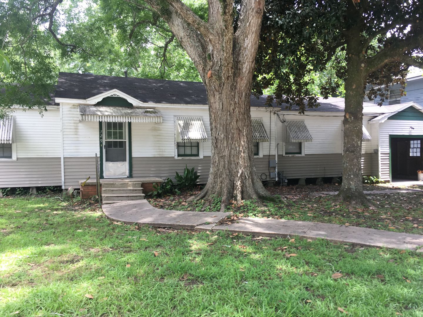 Abbeville House: 729 N State St