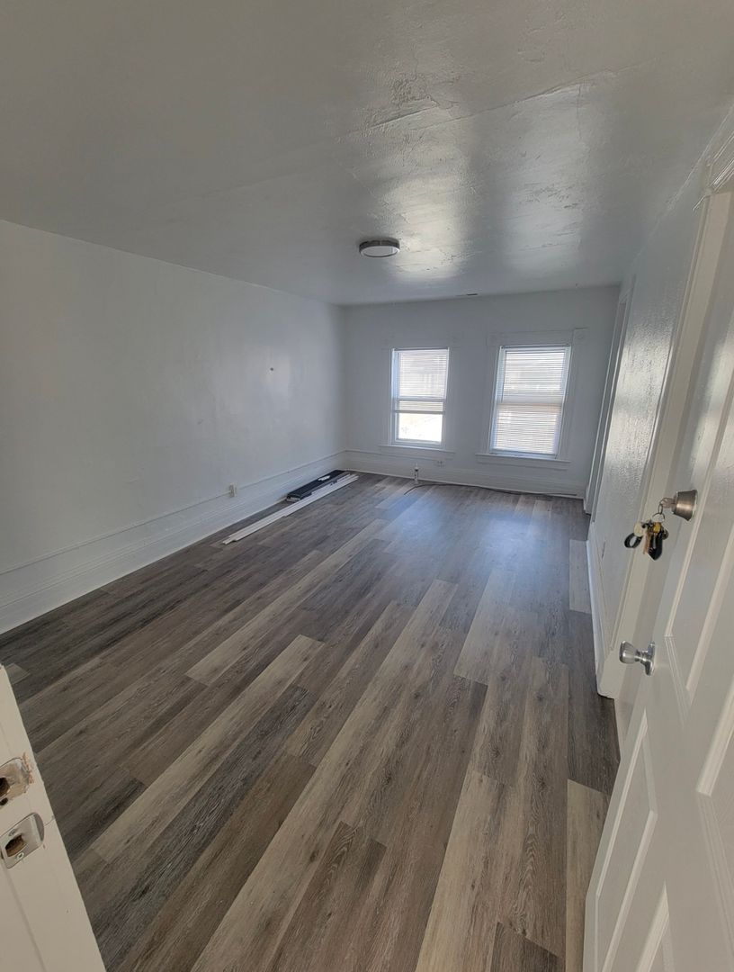 Ypsilanti Apartment: 423 W. Forest Ave.