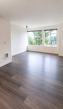Spacious One-Bedroom in Capitol Hill w/ Walk-In Closet and In-Unit Laundry! One Month Free! – photo 1
