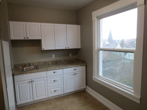 Top Floor, Hardwood Floors, Bay Windows, Laundry On-Site! – photo 1