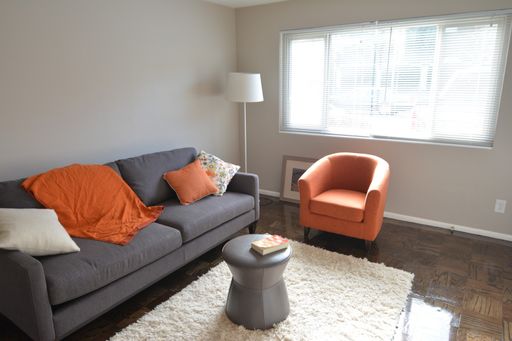 Top Floor, Renovated, Onsite Parking, Courtyard and BBQ, Pet Friendly and Dogs welcome! – photo 1