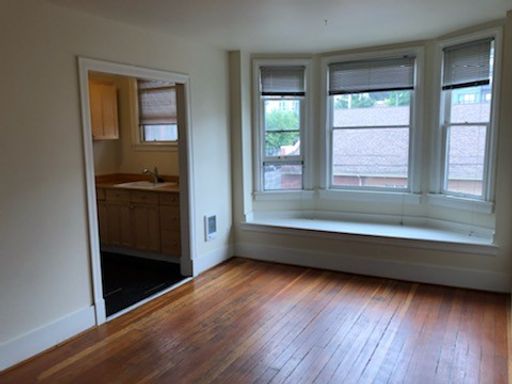 Spacious top floor one bedroom in a charming building – photo 1