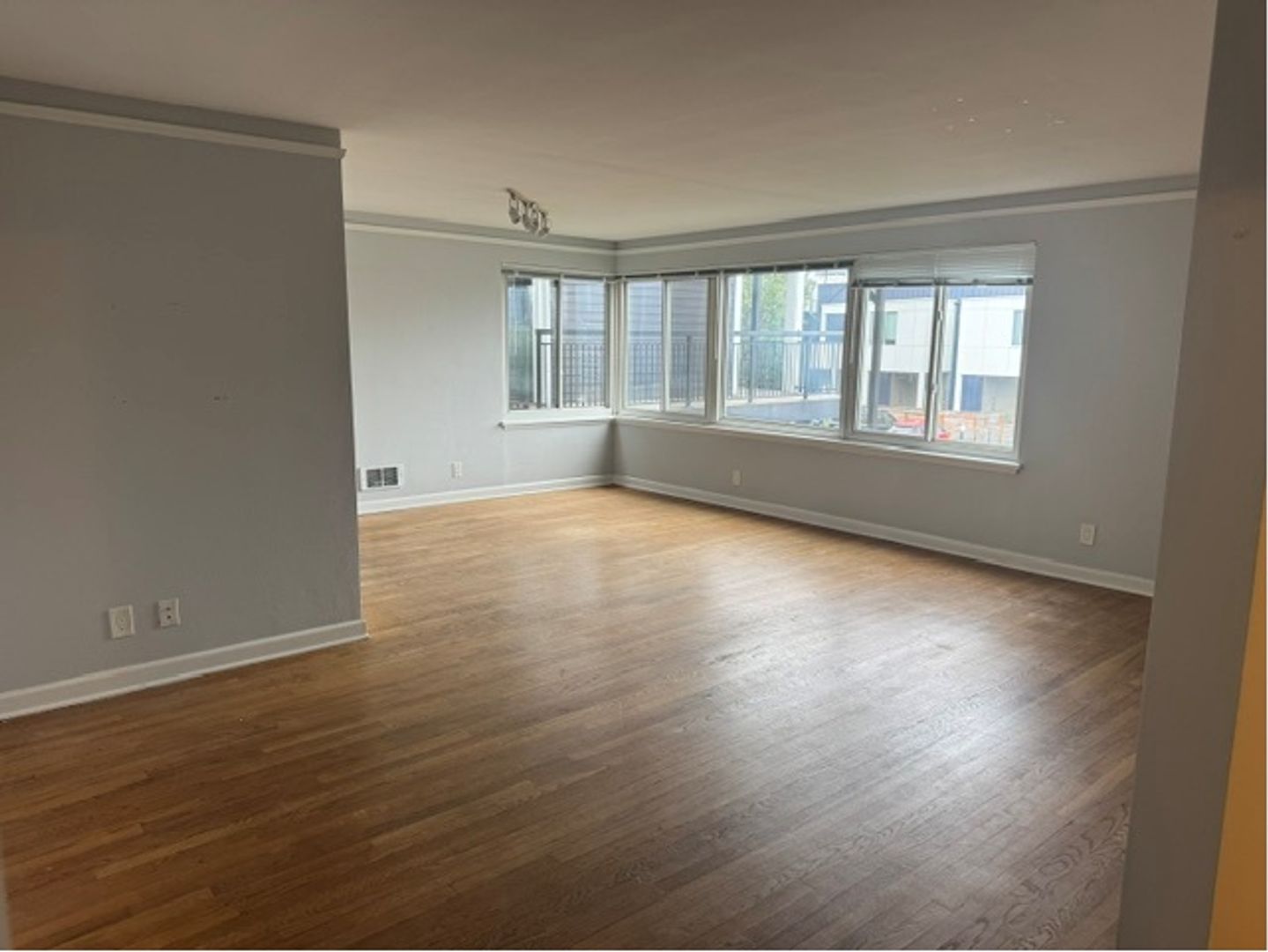 Seattle Apartment: 1212 5th Ave N