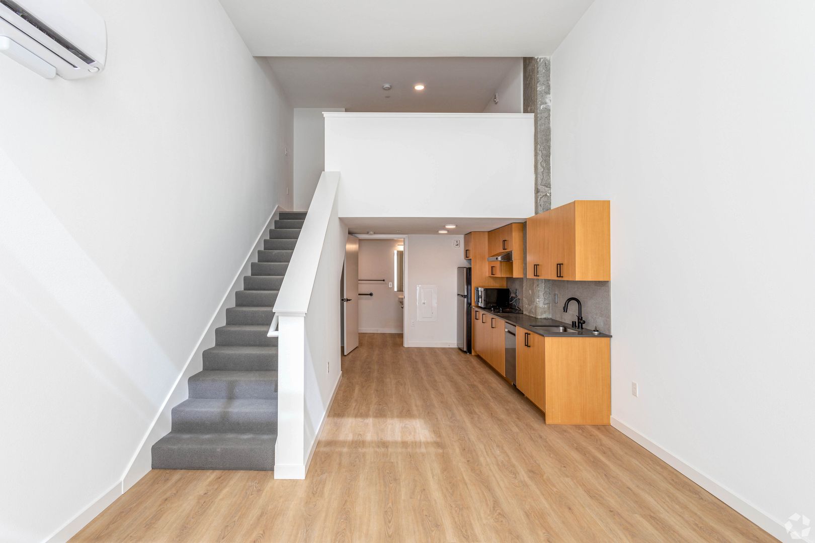 Seattle Apartment: 802 5th Ave N