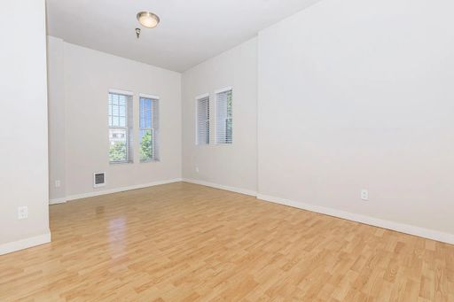 Offering 1 Month Free! Charming One-Bedroom Retreat in the Heart of Seattle – photo 1