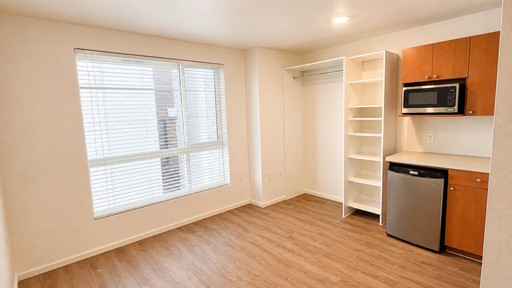 >>Coming Soon<< Residential Suite, Located in the Heart of Downtown Kirkland. – photo 1