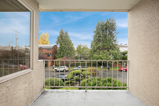 2 bed 900 sq ft unit with deck, 2 blocks off Lake Union, in unit laundry – photo 1