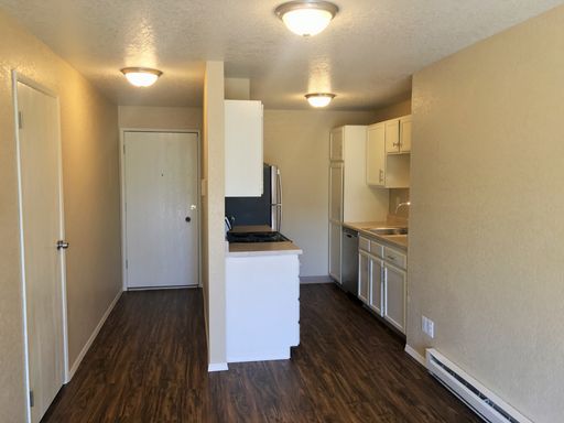 One Month Free! 2 bedroom 800sq ft unit Just Updated Throughout. – photo 1