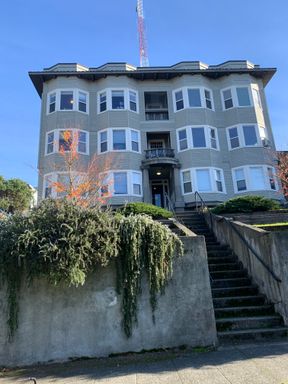 Top of Queen Anne studio in beautiful, vintage building- 1 block from everything! – photo 1
