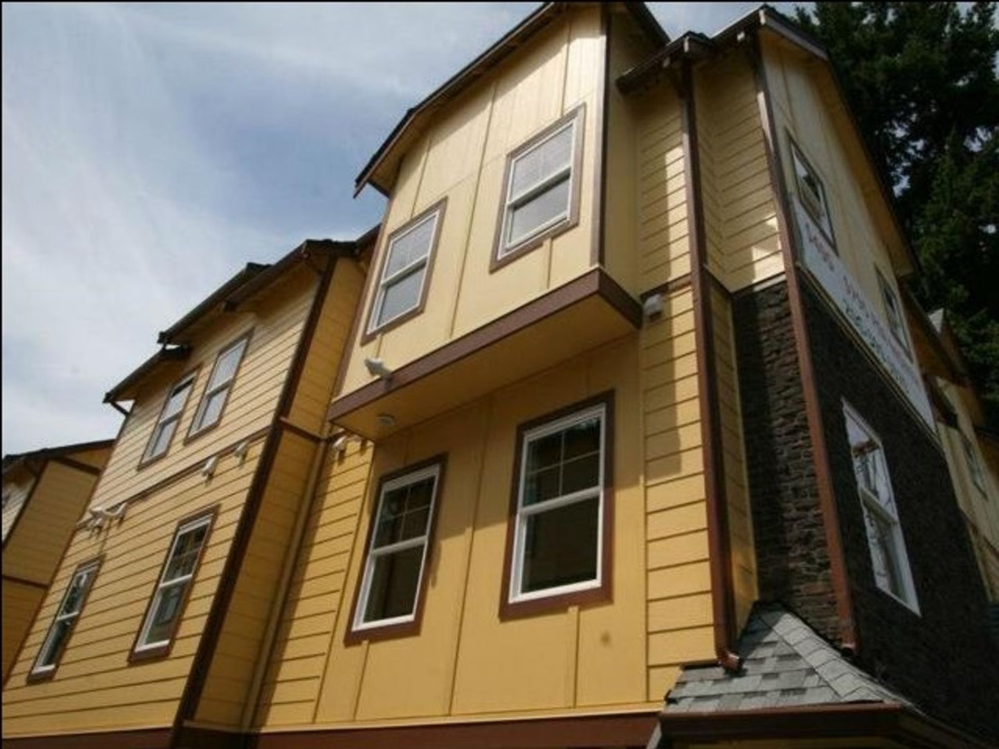 Redmond Apartment: 16552 NE 84th CT