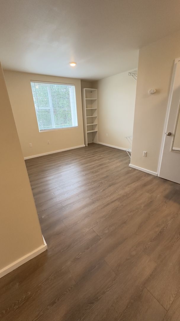 Redmond Apartment: 8525 163rd CT NE