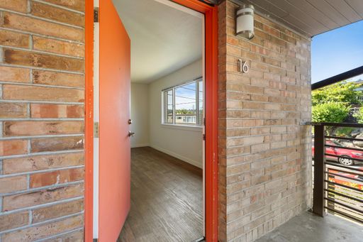 Renovated One bedroom apartment in Columbia City! W/ Washer + Dryer in unit – photo 1