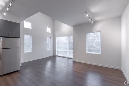 Best of Both Worlds - Tranquil Living with City Convenience in Shoreline 1 Month Free!