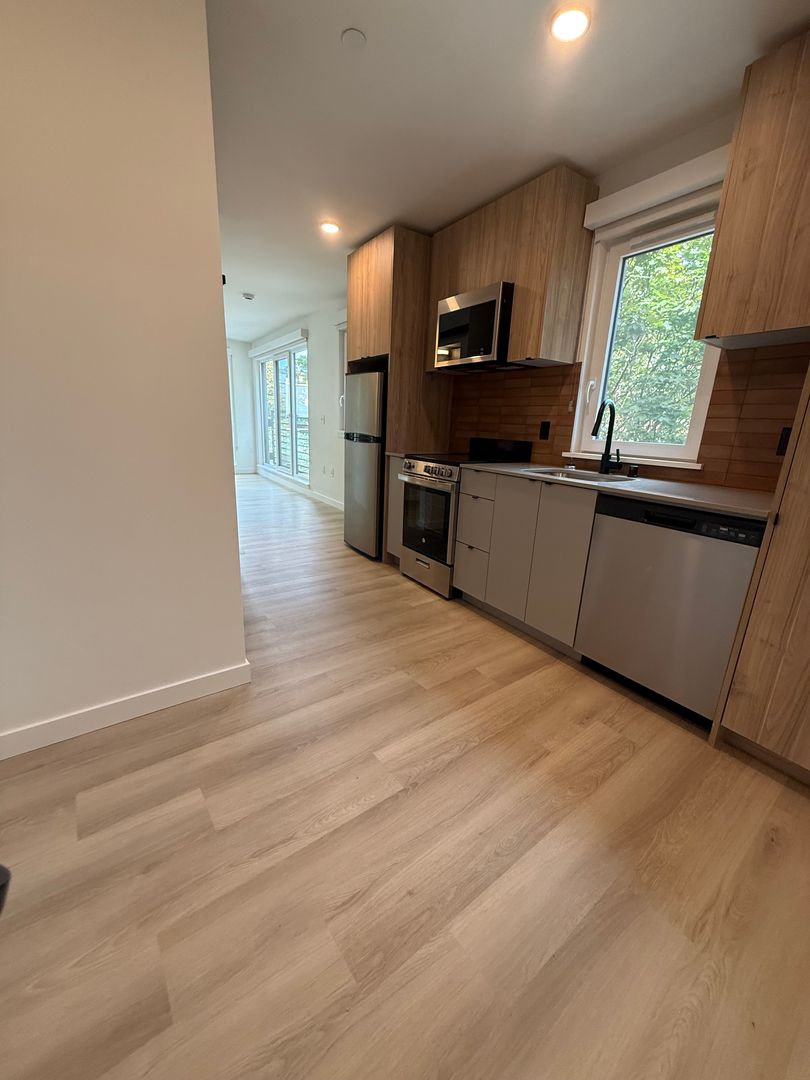 Seattle Apartment: 4015 Stone Way