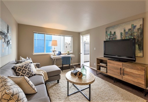 **MOVE IN SPECIAL - ONE MONTH FREE**!- Top Floor 1Bdr facing green, lush hillside – photo 1