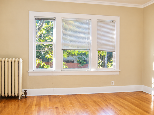 Spacious Studio 1 Block from Broadway and Light Rail – photo 1