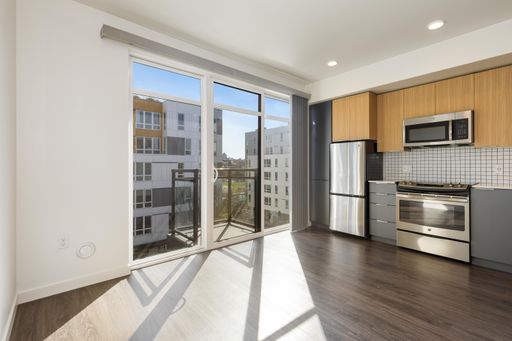 Urban Elegance Meets Modern Comfort: Sleek 1-Bedroom Living on Broadway, Just Steps from the Light Rail – photo 1