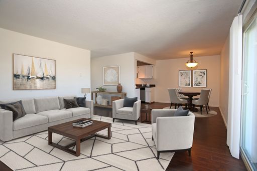 Huge 2 Bed, 2 Bath in Beautiful West Seattle! – photo 1