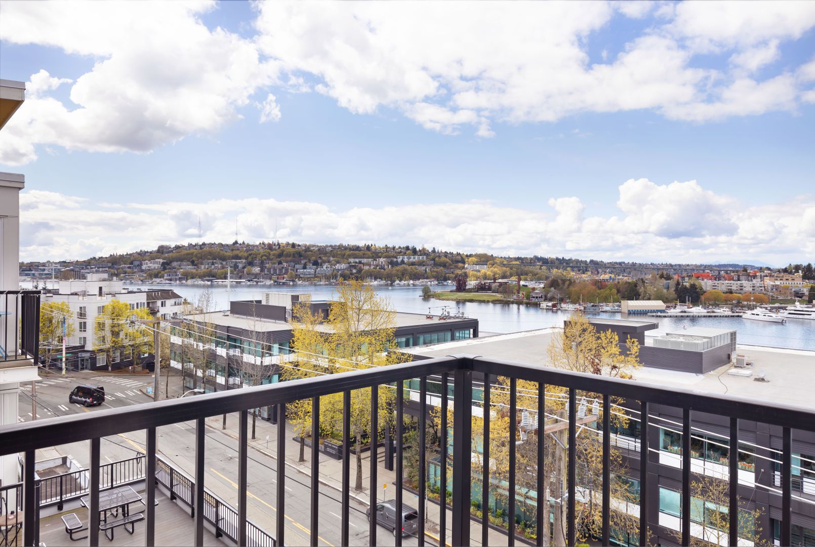 Seattle Apartment: 2820 Eastlake Ave E