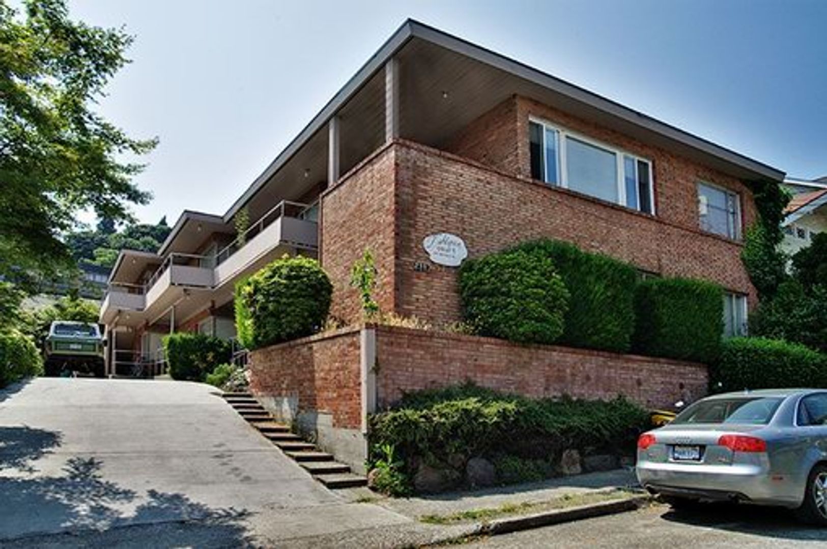 Seattle Apartment: 2117 Waverly Pl N