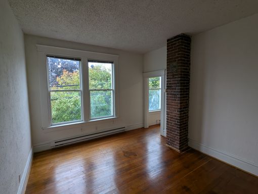 Month to Month Lease! Amazing High ceiling one bedroom! – photo 1