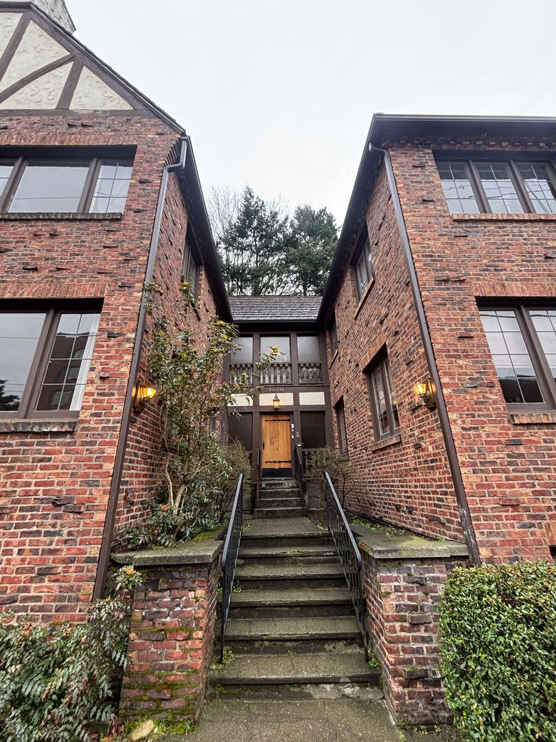 Seattle Apartment: 1320 Queen Anne Ave N