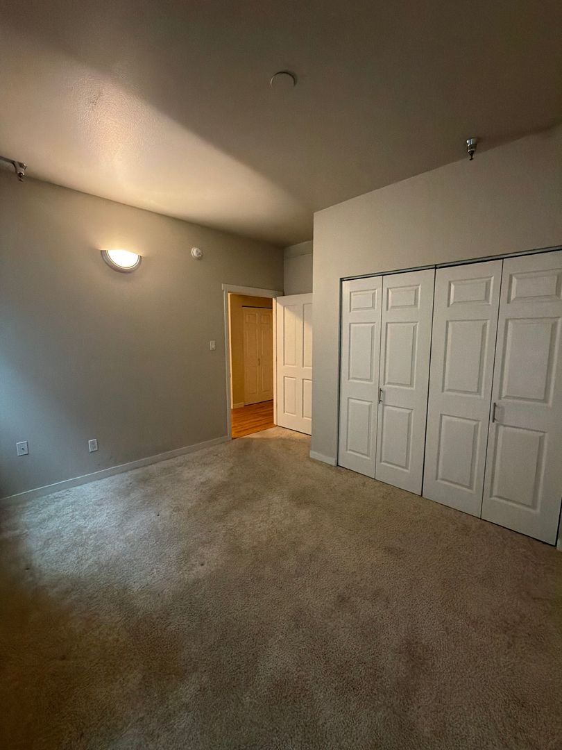 Seattle Apartment: 100 6th Ave S