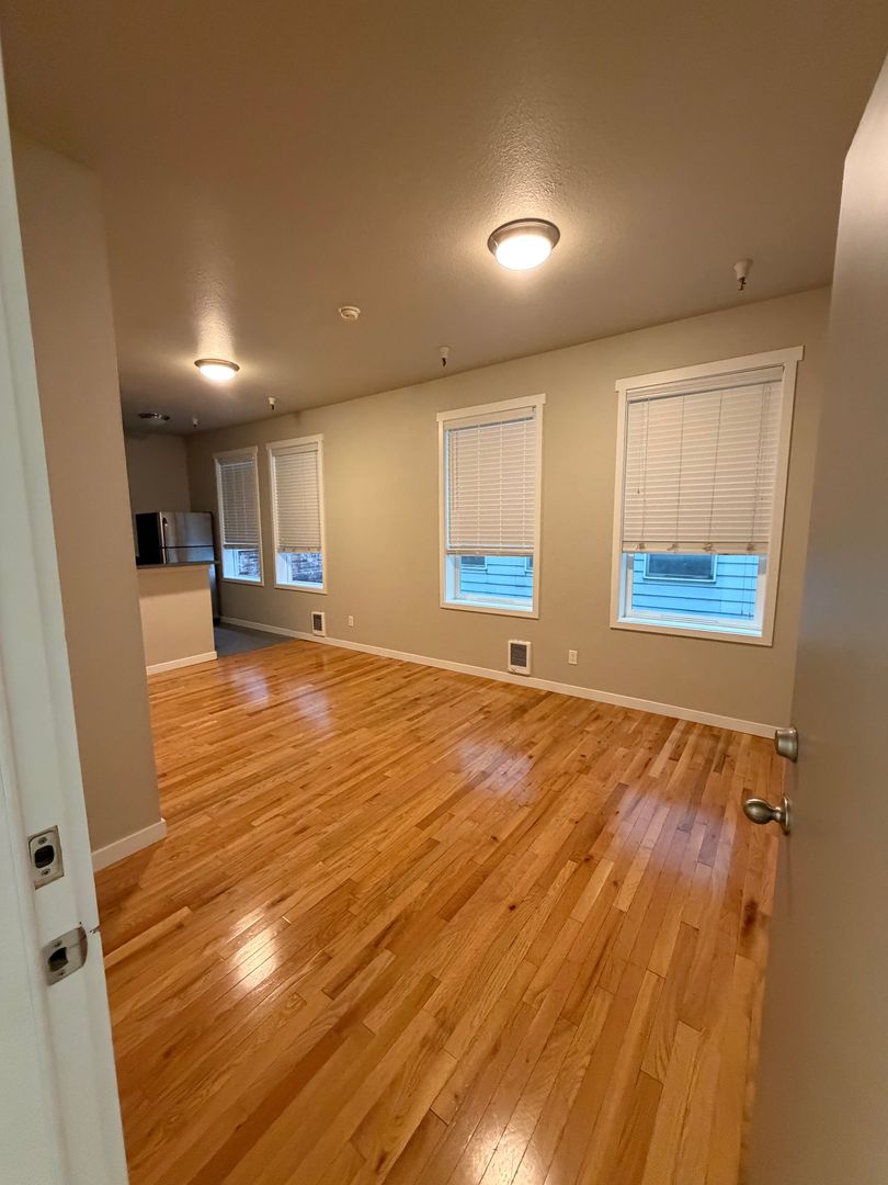 Seattle Apartment: 100 6th Ave S