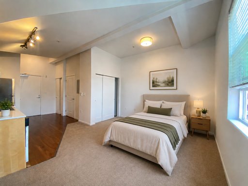 ✨Offer Ends Soon! Up to $1200 Move in Special ✨ Top Floor Studio Move in Ready Downtown Kirkland – photo 1