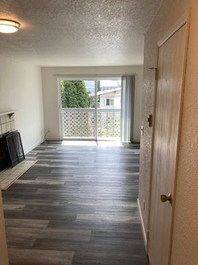1 MONTH FREE - Crown Hill Top Floor 2 Bedroom – photo 1