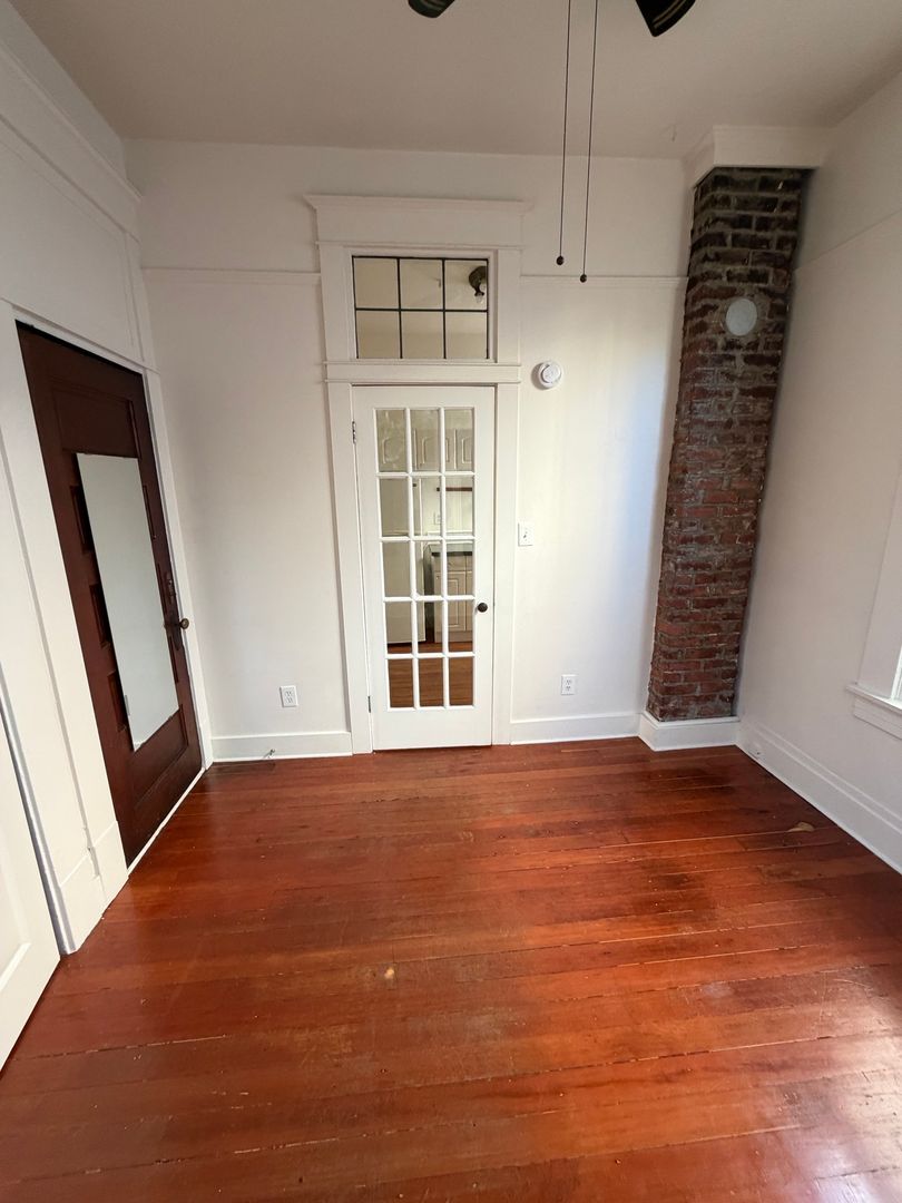 Seattle Apartment: 1050 N 36th St