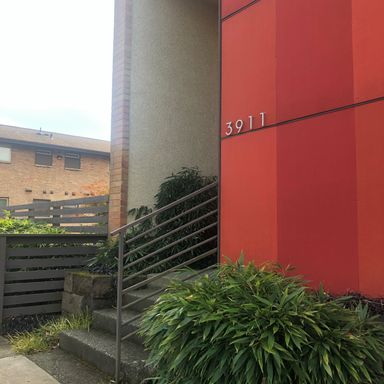 Beautiful Top Floor 1 Bedroom in Heart of Columbia City – photo 1