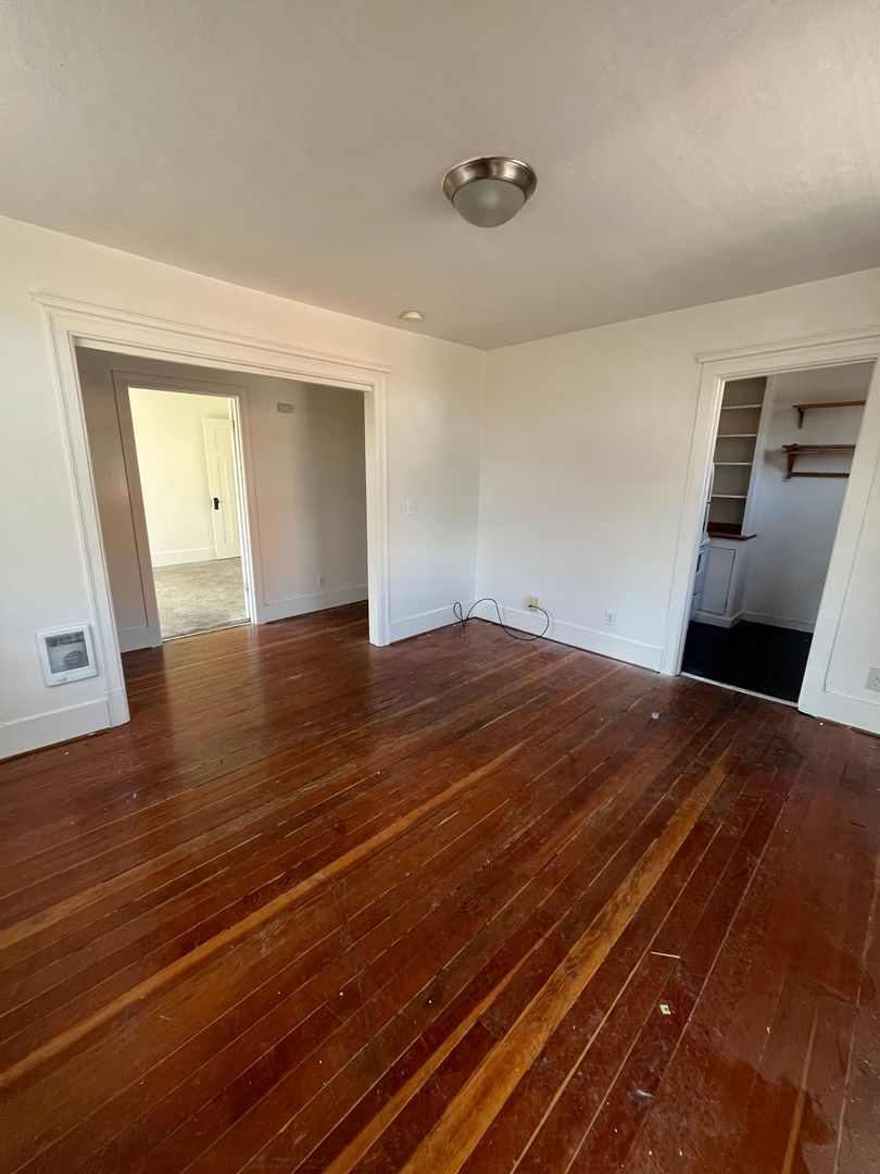 Seattle Apartment: 1323 East Pine St
