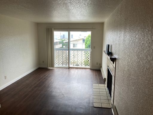 North Seattle Crown Hill 3rd floor secure building 2 bed Freshly renovated with patio/parking available – photo 1