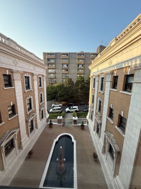 Top Floor One Bedroom with Vintage Charm, High Ceilings Courtyard Views + Hardwood Floors and Claw Foot Tub – photo 1