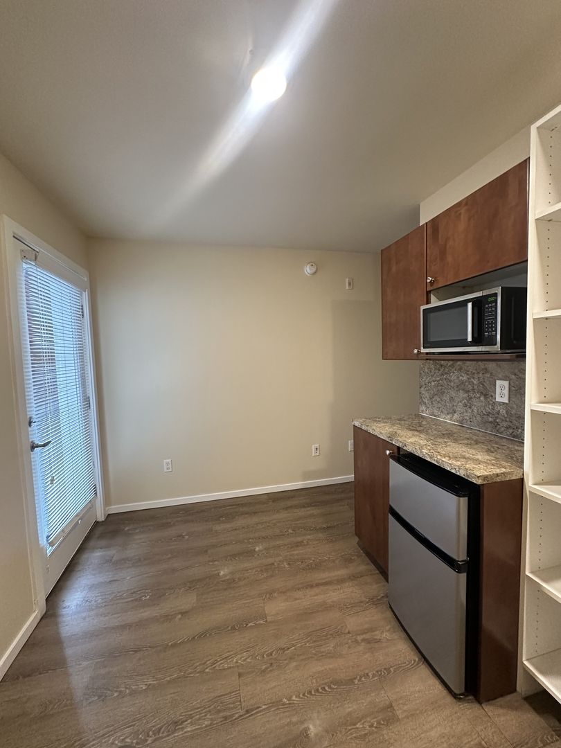 Redmond Apartment: 8525 163rd CT NE