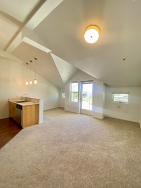 October Move in | Top Floor 1Bed-1Bath Apartment with Balcony Coming Soon! – photo 1