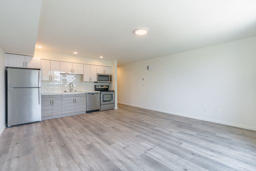 Look and lease $250 gift card + 1 Month Free! Base rent $1975, amortized 1 month free $1810. Rooftop Lounge, Updated Appliances, Apply now! – photo 1
