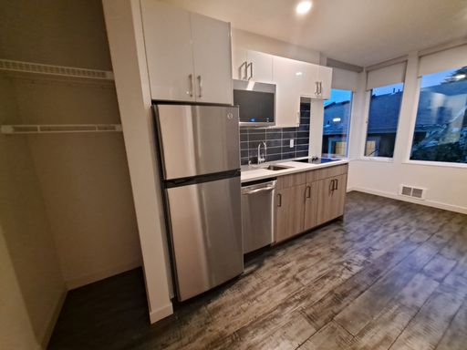 Cozy, Modern Studio w/ In-Unit Laundry! – photo 1