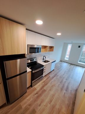 One Month Free! Top Floor Studio facing the Church - 8 Minutes from Alki - Spacious Layout! – photo 1